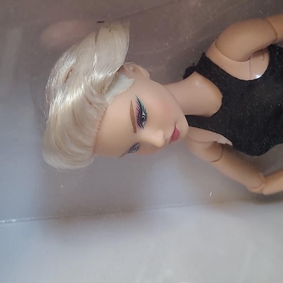 NIB - Barbie Signature Looks Model #8 Doll, Platinum Hair - Picture 4 of 6